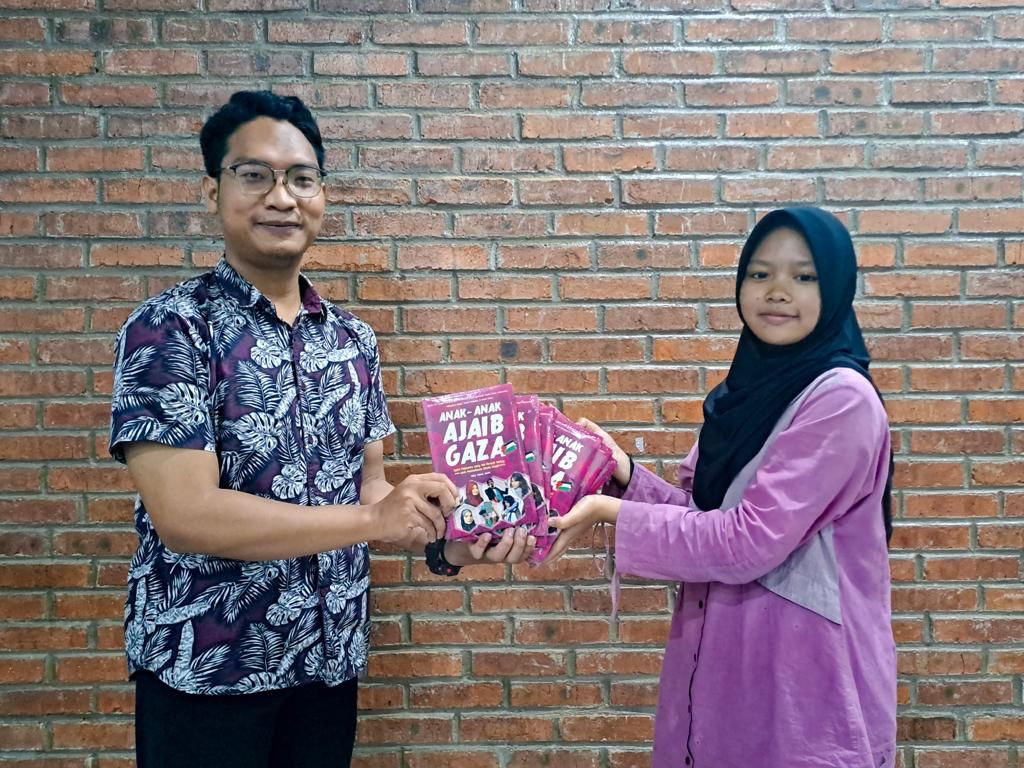 Penerbit Rene Turos Group bagi-bagi buku gratis di ulang tahun ke-13